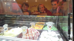 Nach der Eis-Bilanzierung freuen sich Luca, Luuk und Jannis darauf, gleich das selbstgemachte Eis zu probieren.