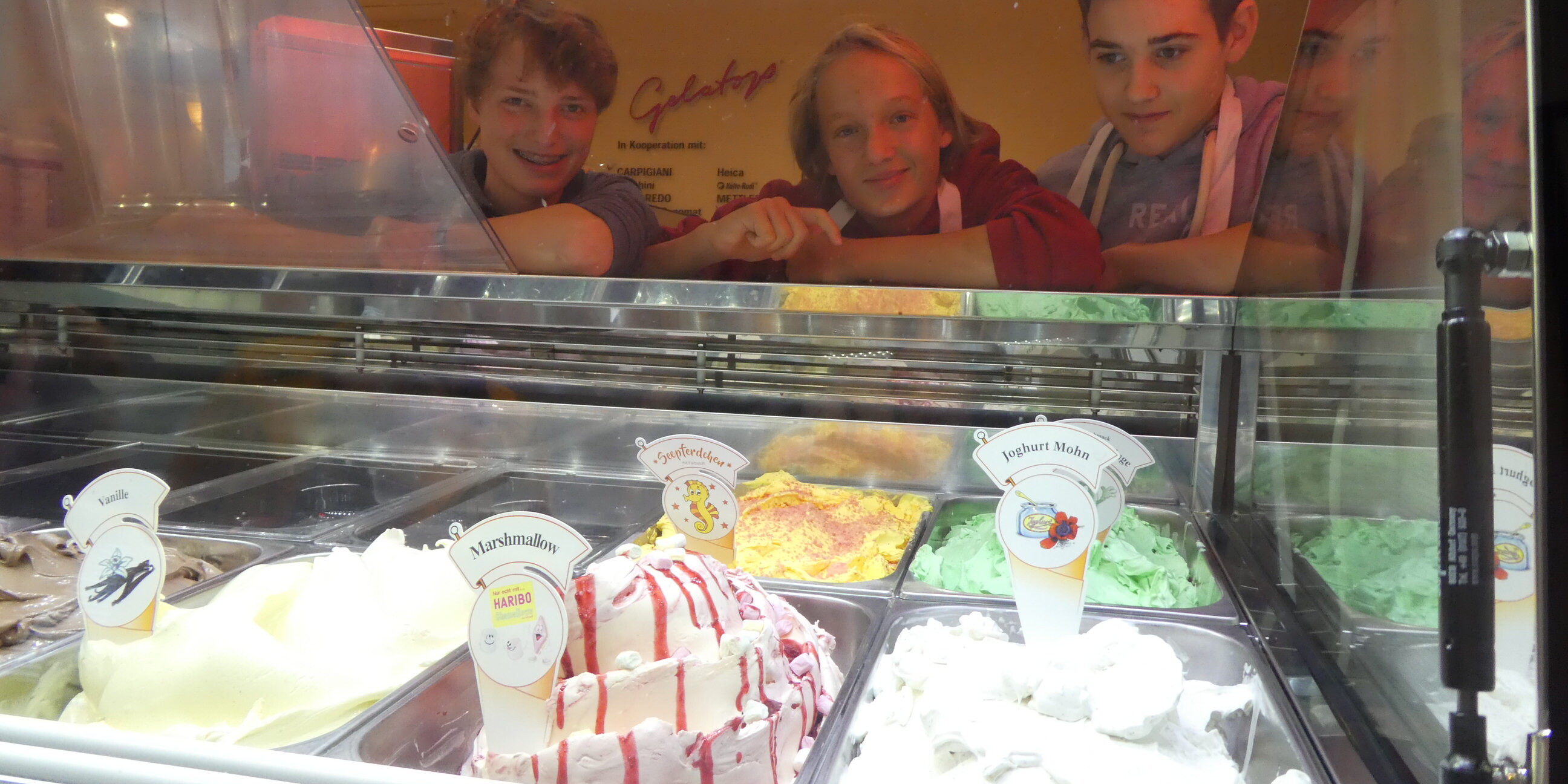 Nach der Eis-Bilanzierung freuen sich Luca, Luuk und Jannis darauf, gleich das selbstgemachte Eis zu probieren.