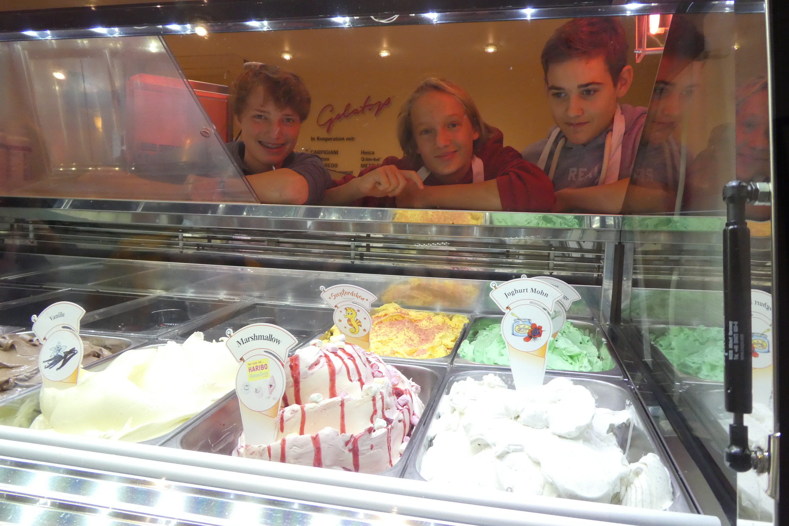 Nach der Eis-Bilanzierung freuen sich Luca, Luuk und Jannis darauf, gleich das selbstgemachte Eis zu probieren.
